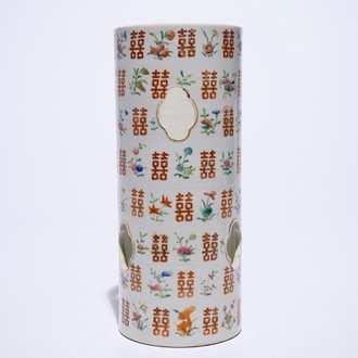 Un porte-chapeau en porcelaine de famille rose, marque de Tongzhi, 19ème