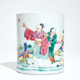 Un pot à pinceaux de forme cylindrique en porcelaine de Chine famille rose, Qianlong
