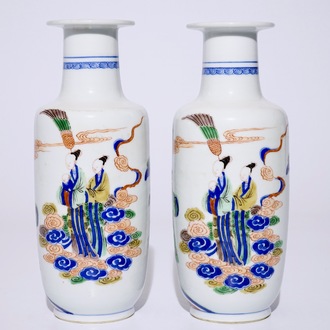 A pair of Chinese famille verte rouleau vases with figures in Kangxi-style, 19/20th C.