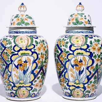 Une paire de grands vases et leur couvercle en faïence de Delft polychrome, début du 18ème