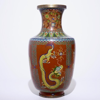 Een grote Chinese cloisonné vaas met draken, 19/20e eeuw