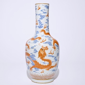 Un vase en porcelaine de Chine à décor de dragons parmi nuages, 19/20ème
