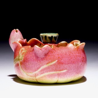 Un lave-pinceaux en porcelaine de Chine famille rose en forme de lotus, Yongzheng