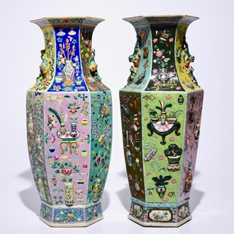 Deux vases hexagonaux en porcelaine de Chine famille rose à décor en relief, 19ème