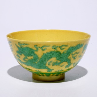 Un bol en porcelaine de Chine à décor de dragons et phénix verts sur fond jaune, marque et période de Guangxu