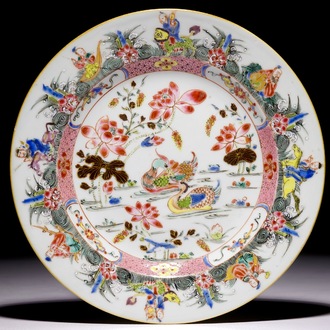 Une assiette en porcelaine de Chine aux canards mandarins et immortels, Yongzheng
