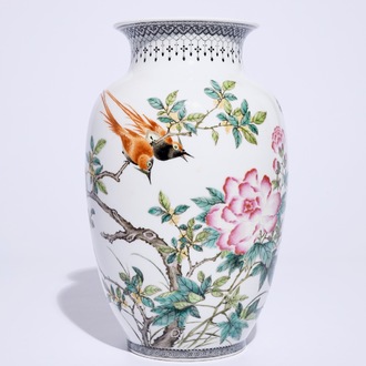 Un vase aux oiseaux sur branches fleuries en porcelaine de Chine famille rose, République, 20ème