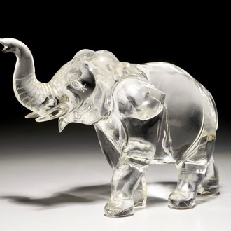 Un modèle d'un éléphant en crystal de rocher, signé, Chine, 19/20ème