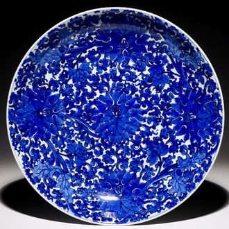 Un plat en porcelaine de Chine bleu et blanc exceptionnel aux rinceaux de lotus, Kangxi