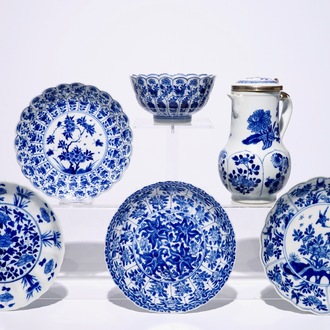 Une verseuse couverte montée d'argent, une tasse et soucoupe et trois coupes en porcelaine de Chine bleu et blanc, Kangxi