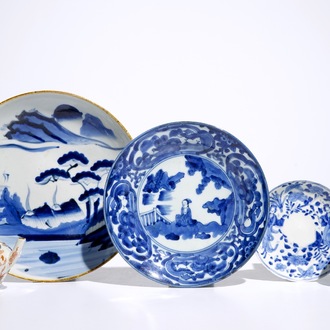 Une théière, deux assiettes et une tasse et soucoupe en porcelaine de Japon Arita et Imari, 17/18ème