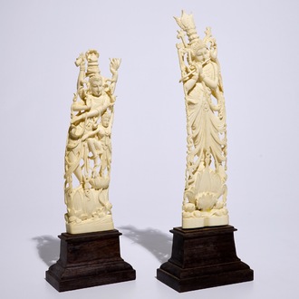 Twee grote Indische gesculpteerde ivoren figuren van godheden, ca. 1900