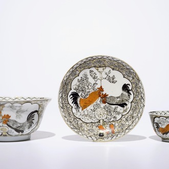 Un bol avec une tasse et soucoupe en porcelaine de Chine grisaille à décor de coqs, Yongzheng