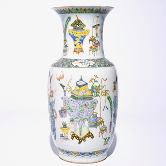 Un vase en porcelaine de Chine famille verte de Canton, 19ème