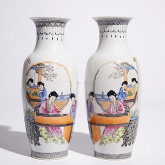 Une paire de vases en porcelaine de Chine famille rose aux musiciennes et joueuses de go, République, 20ème