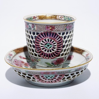 Une tasse et soucoupe ajourée à double parois en porcelaine de Chine famille rose, Yongzheng/Qianlong
