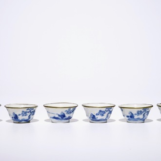 Six tasses à vin en porcelaine de Chine "Bleu de Hue" pour le marché vietnamien, 19ème