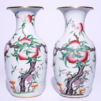 Une paire de vases en porcelaine de Chine famille rose à décor de "neufs pêches", 19ème