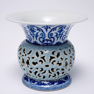 Un crâchoir zhadou à partie tournante en porcelaine de Chine bleu, blanc et lavande, marque de Qianlong, 19/20ème