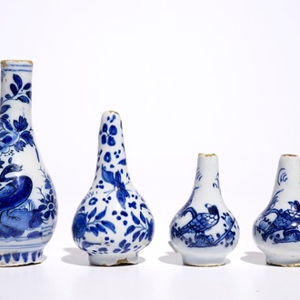 Quatre vases miniatures en faïence de Delft bleu et blanc, 17/18ème