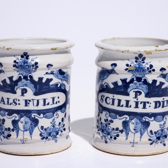 Une paire de petits pots de pharmacie en faïence de Delft bleu et blanc, 18ème