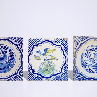 Trois carreaux en faïence de Delft aux oiseaux et chinoiserie, début du 17ème