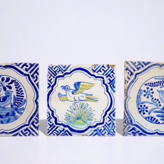 Drie Delftse tegels met polychroom vogeldecor en blauw-wit chinoiseriedecor, vroeg 17e eeuw