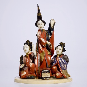 Un okimono en ivoire polychrome figurant des femmes offrant un cadeau, Japon, Meiji, début du 20ème
