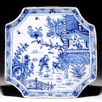 Een blauw-witte Delftse plaquette met chinoiseriedecor, 18e eeuw