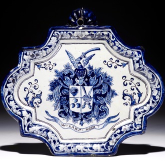 Une plaque en faïence de Delft bleu et blanc à décor armorié et inscrit "W. Lansheer", 1ère moitié du 18ème