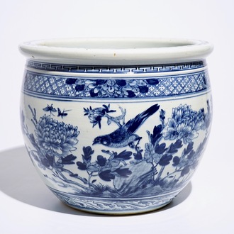 Un acquarium en porcelaine de Chine bleu et blanc aux oiseaux parmi fleurs, 19ème