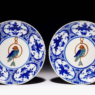 Une paire d'assiettes aux perroquets en faïence de Delft polychrome, 18ème