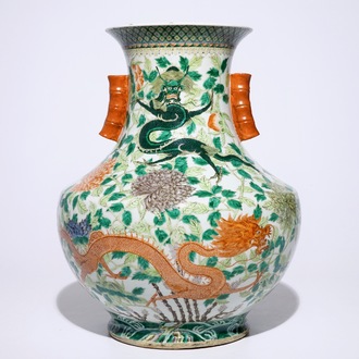 Un grand vase de forme hu aux dragons en porcelaine de Chine famille verte, 19ème