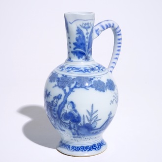 Un pichet en faïence de Delft bleu et blanc à décor chinoiserie, 17ème
