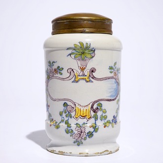 Een polychrome Delftse apothekerspot, albarello, 18e eeuw