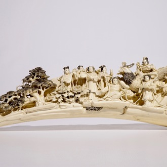 Un groupe en ivoire sculpté figurant des musiciennes autour d'un phénix, début du 20ème