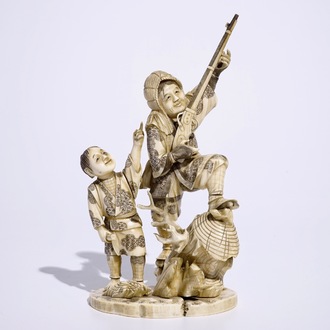 Un okimono en ivoire figurant un chasseur et son fils, Japon, Meiji, fin du 19ème, signé