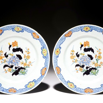 A pair of Dutch Delft black-enhanced chinoiserie plates in Yongzheng style, 18th C.