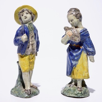 Een paar polychrome figuren van een jong koppel in Franse faïence, Noord-Frankrijk, eind 18e eeuw