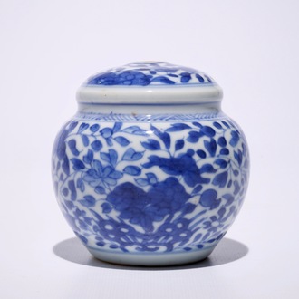 Un base de narguilé en porcelaine Chine bleu et blanc pour le marché islamique, Kangxi