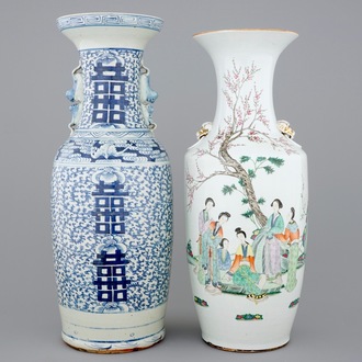 Un grand vase en porcelaine de Chine famille rose et un en bleu et blanc, 19/20ème