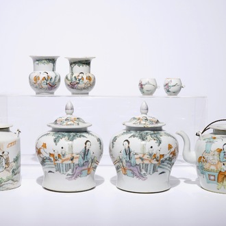 Une collection de théières, vases et tasses en porcelaine de Chine qianjiang cai, 19/20ème