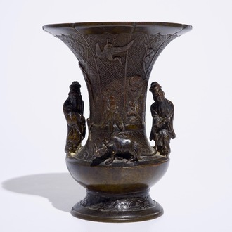 Een Chinese bronzen vaas met uitzonderlijk reliëfdecor, 19e eeuw