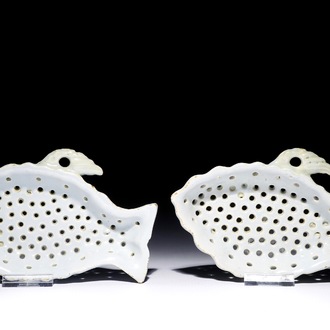Une paire d'égouttoirs en forme de poisson en faïence de Delft blanc monochrome, 18ème