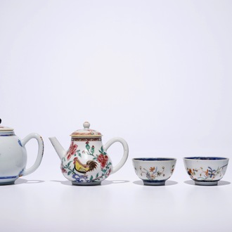 Une théière et trois tasses en porcelaine de Chine famille verte, Kangxi et une théière famille rose, Yongzheng
