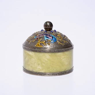 Une boîte cylindrique en jade et argent émaillé, Chine, vers 1900
