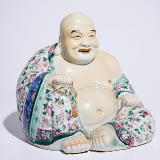 Un grand modèle de Bouddha en porcelaine de Chine famille rose, 19/20ème