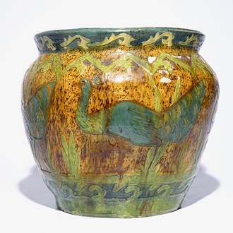 Un grand cache-pot en poterie flamande à décor de paons, signé LMV, Torhout, vers 1900