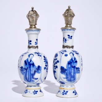 Een paar Chinese blauw-witte vazen met Lange Lijzen, met zilveren montuur, Kangxi
