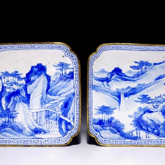 Une paire de coupes carrées en émail de Canton bleu et blanc, Chine, 18ème